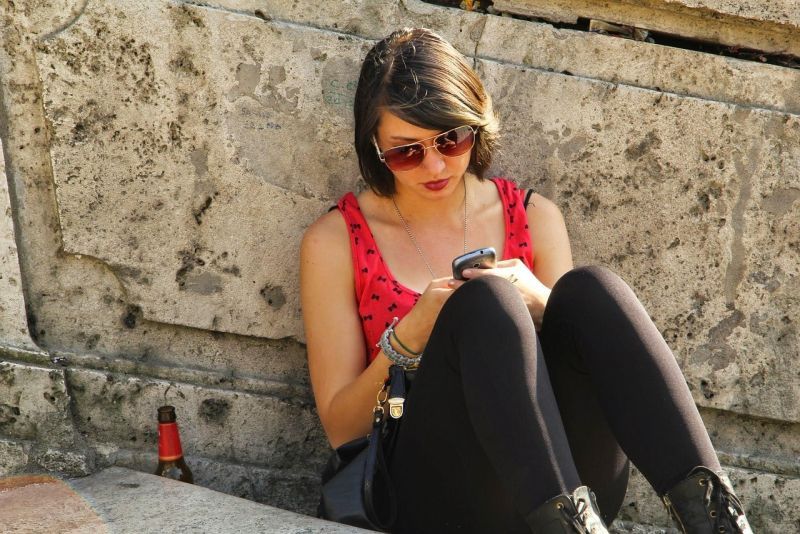 Kobieta w okularach przeciwsłonecznych